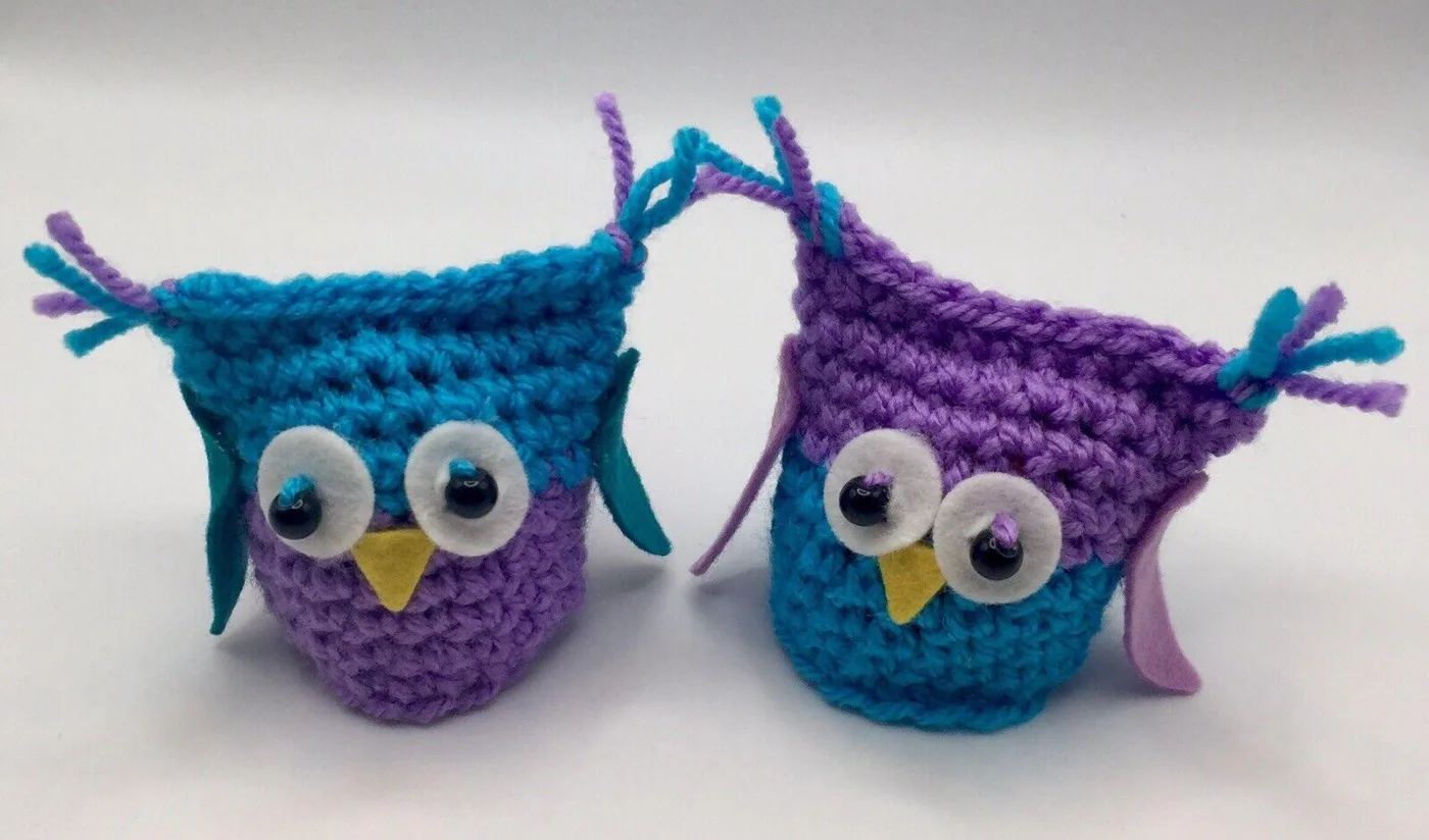 Knitted owl creme egg cover