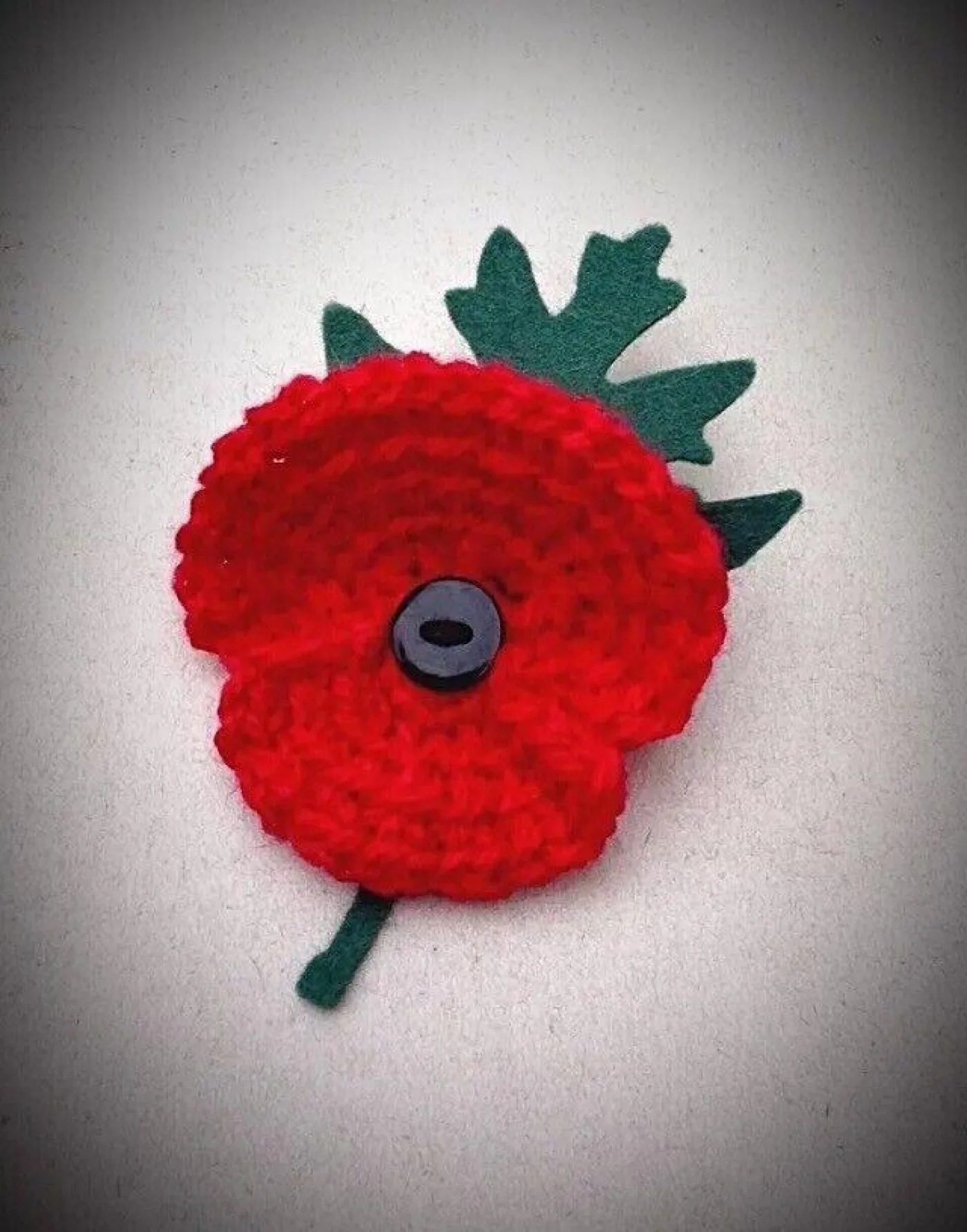 Knitted poppy with leaf